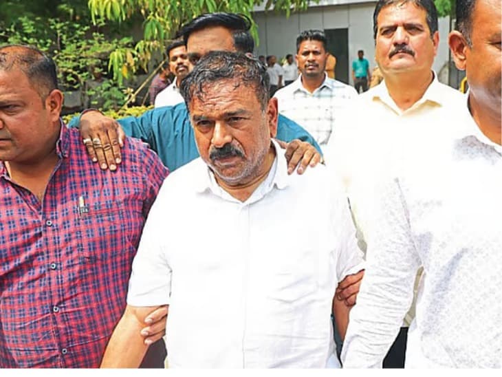 Fraudulent Signatures by Ashok Kharat: हाताला लकवा तरी भोंदू अशोक खरातने केल्या दोन हजार बनावट सह्या; ६४ कोटींचा व्यवहार