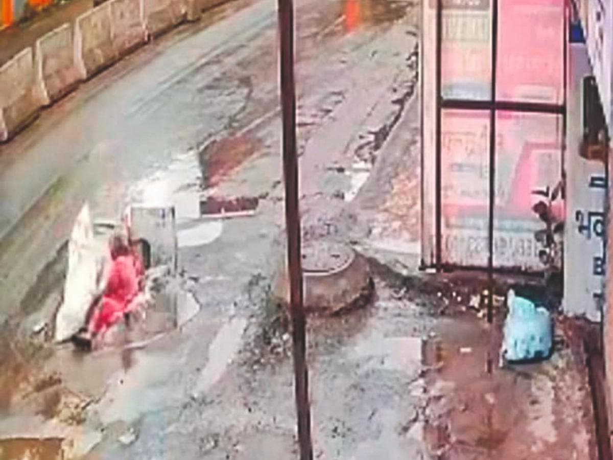 Death Trap on Undri Road:उंड्रीच्या मुख्य रस्त्यावर 'डेथ ट्रॅप'..! एकाच उघड्या चेंबरने घेतले अनेकांचा बळी, ज्येष्ठ महिला जखमी