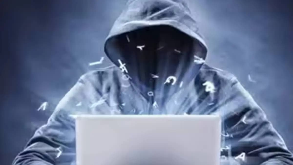 Strange Case of Cyber Fraud: ज्येष्ठ नागरिकाला मेसेज आला, एसआयआर फॉर्ममध्ये चूक झाली आहे; पुढे जे झाले…