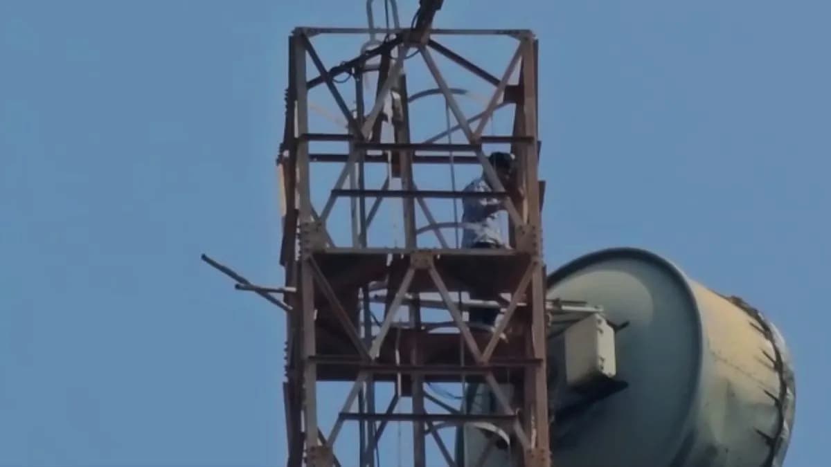 Young Man Climbs Tower for Love:प्रेयसीच्या होकारासाठी तरुणाची टॉवरवर चढून प्रेमासाठी आर्जवे