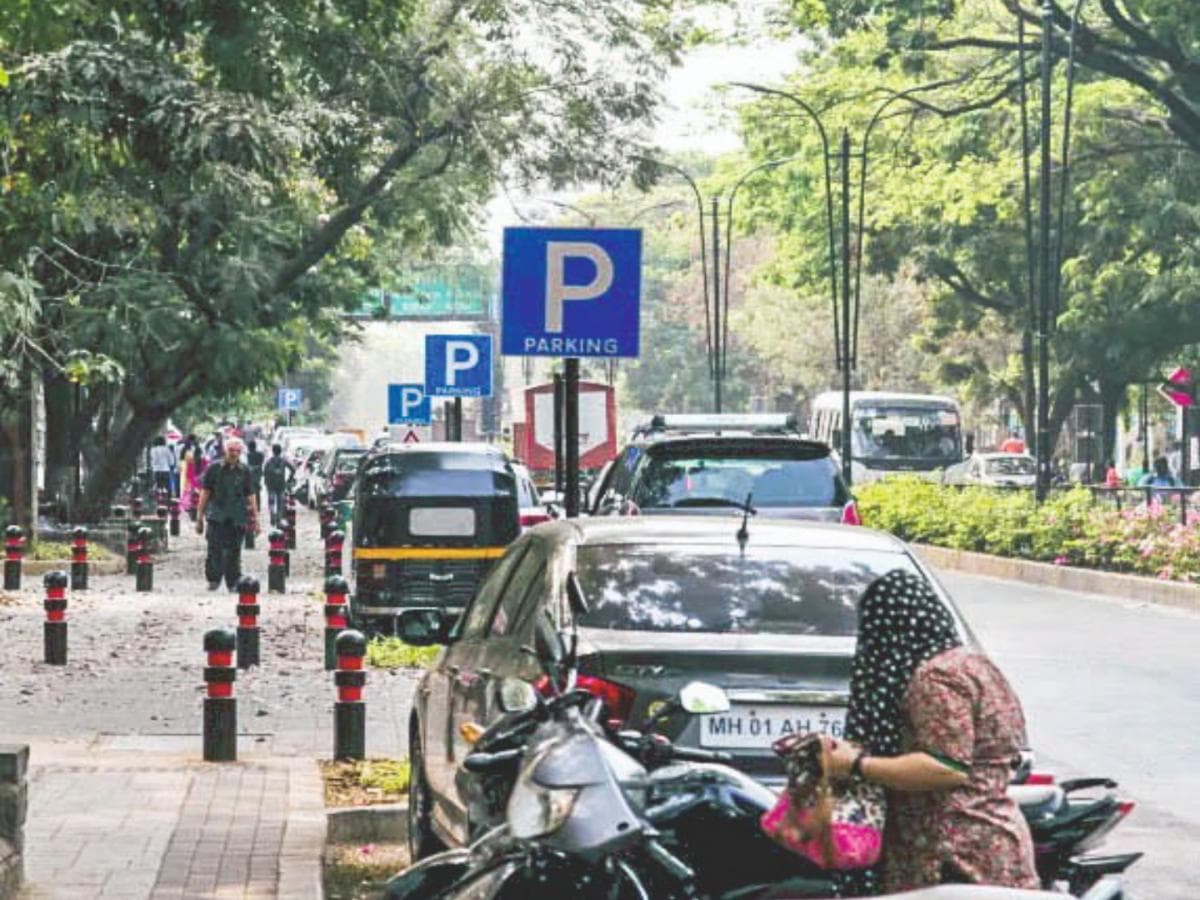 Pay and Park initiative soon:लक्ष्मी रस्त्यावर ‘पे अँड पार्क’ प्रणाली लवकरच लागू होणार