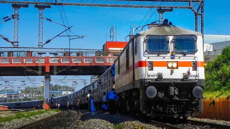 Traveling with Lost Luggage: प्रवासात सामान चोरीला गेल्यास काय करावे?