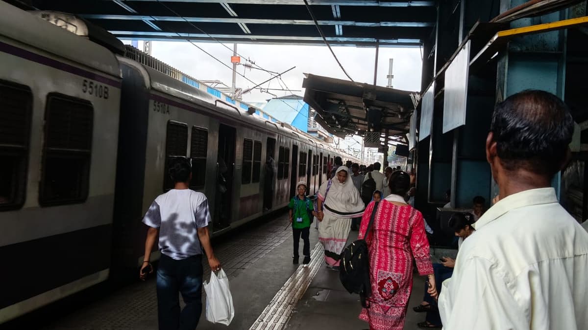 Railway Traffic Restored After 5 Hours:वसई दिवा मार्गावर रेल्वे वाहतूक पुन्हा सुरळीत