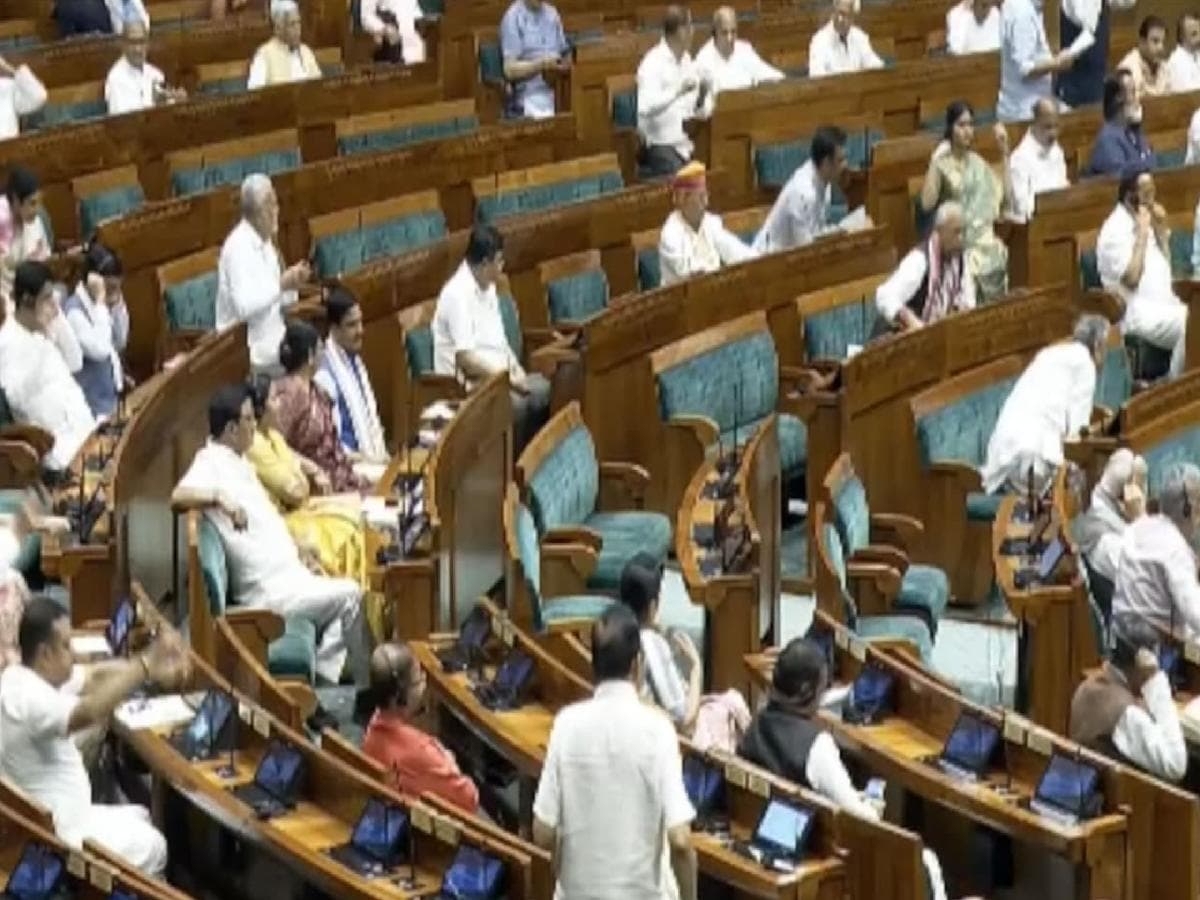 Parliament chaos again: लोकसभेत पुन्हा गदारोळ, दिवसभरासाठी तहकूब; न्यायाधिकरण सुधारणा विधेयक चर्चेविना मंजूर